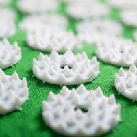 Gros plan des fleurs à picots en plastique sur la housse en coton vert