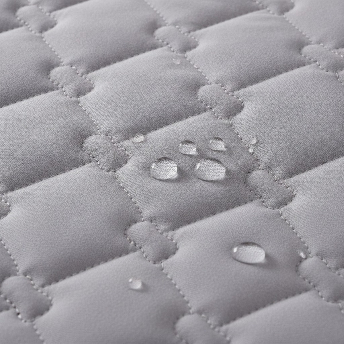 Détail : matelassage gris et gouttes d'eau qui perlent en surface
