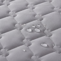 Détail : matelassage gris et gouttes d'eau qui perlent en surface
