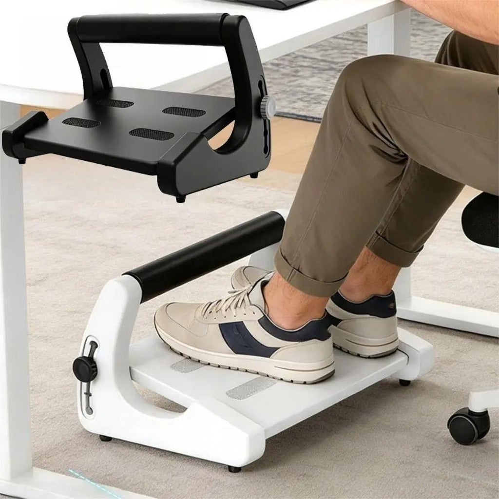 Repose-pieds réglable blanc sous un bureau, pieds posés sur le plateau
