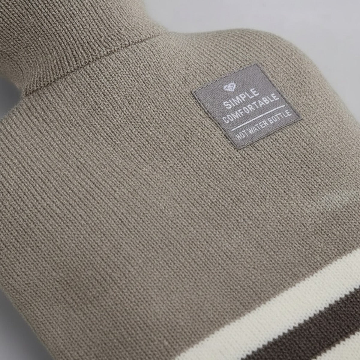 Détail : maille douce, col roulé et rayures de la housse