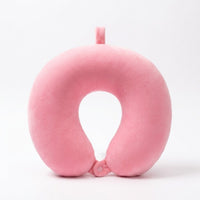 Coussin de voyage en U en velours rose sur fond blanc