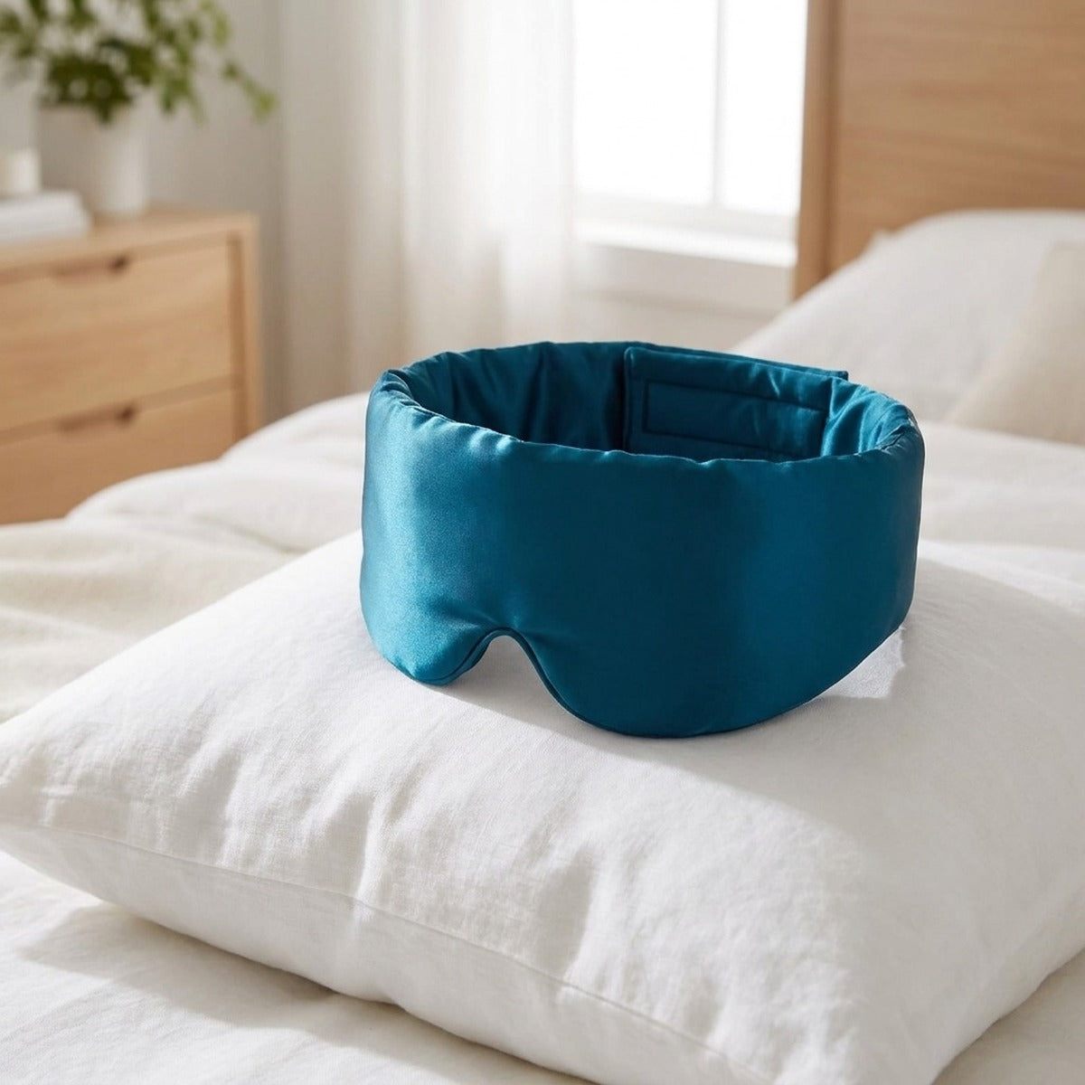 Mise en situation : masque en soie canard posé sur un oreiller blanc