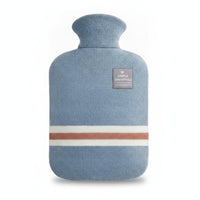 Coloris bleu : bouillotte à housse tricotée sur fond blanc