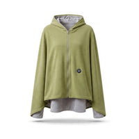 Coloris vert sauge : poncho chauffant à capuche sur fond blanc