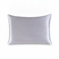 Coloris argent : taie d'oreiller en soie de mûrier sur fond blanc
