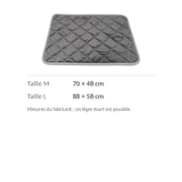 Les dimensions du tapis : 70 × 48 cm en taille M, 88 × 58 cm en taille L