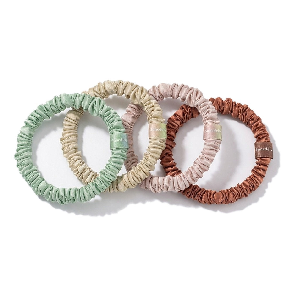 Assortiment Pastels : chouchous en soie menthe, sable, rose poudré et terracotta, sur fond blanc