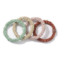 Assortiment Pastels : chouchous en soie menthe, sable, rose poudré et terracotta, sur fond blanc