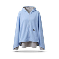 Coloris bleu ciel : poncho chauffant à capuche sur fond blanc