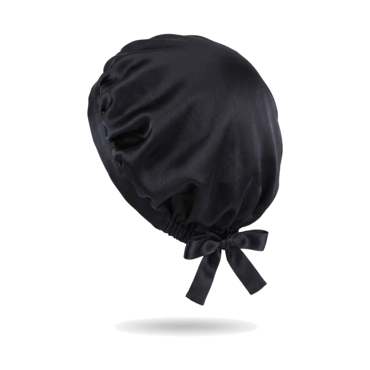 Coloris noir : bonnet de nuit en soie de mûrier sur fond blanc