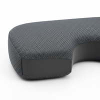 Visuel numérique rapproché de la surface grise et d'une bande latérale du coussin