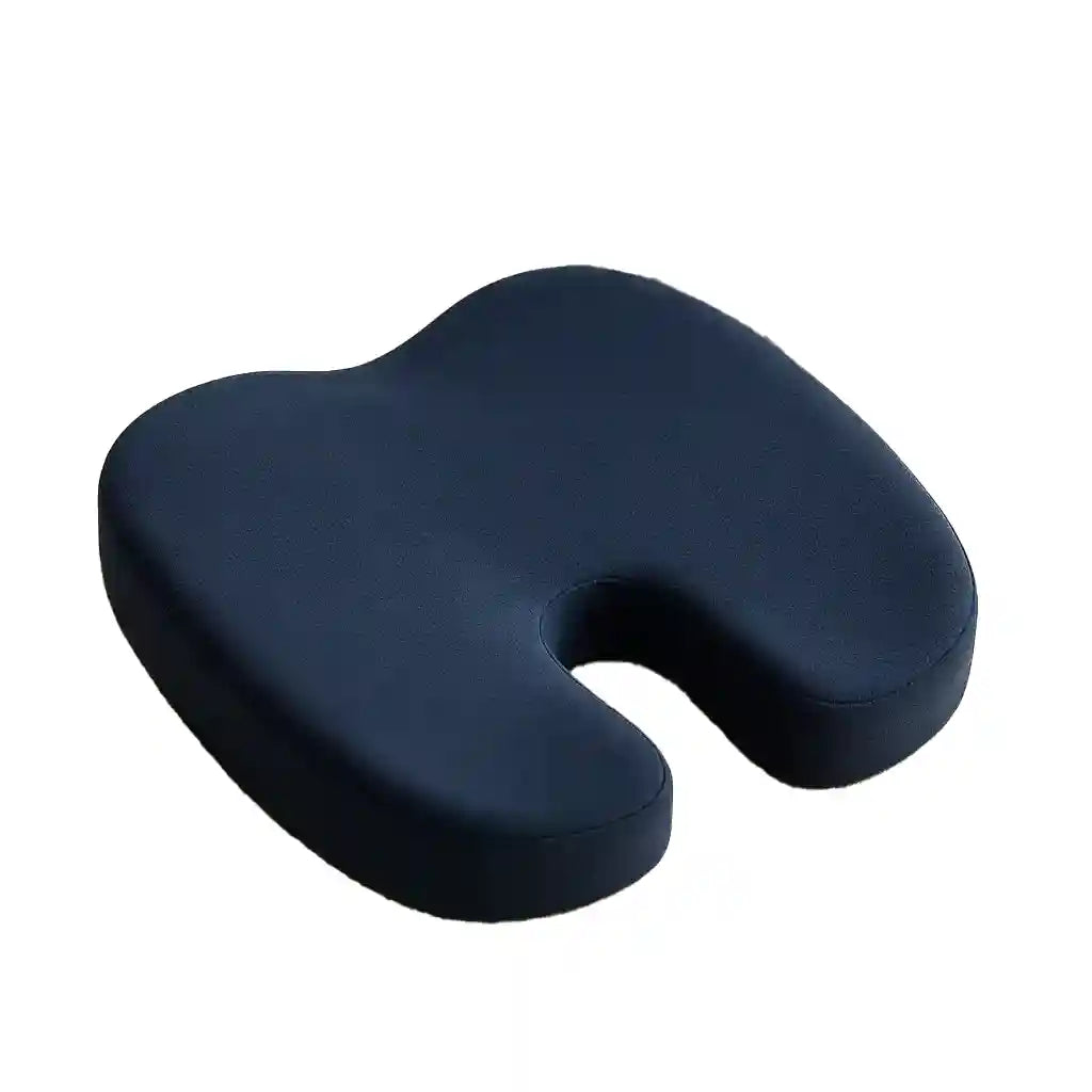 Coussin d'assise bleu profilé avec découpe arrière, posé près d'un livre et de lunettes