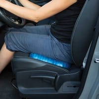 Coussin bleu rectangulaire placé sur le siège conducteur d'une voiture