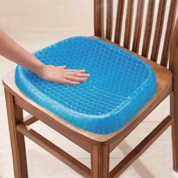 Coussin bleu à surface alvéolée posé sur l'assise d'une chaise en bois