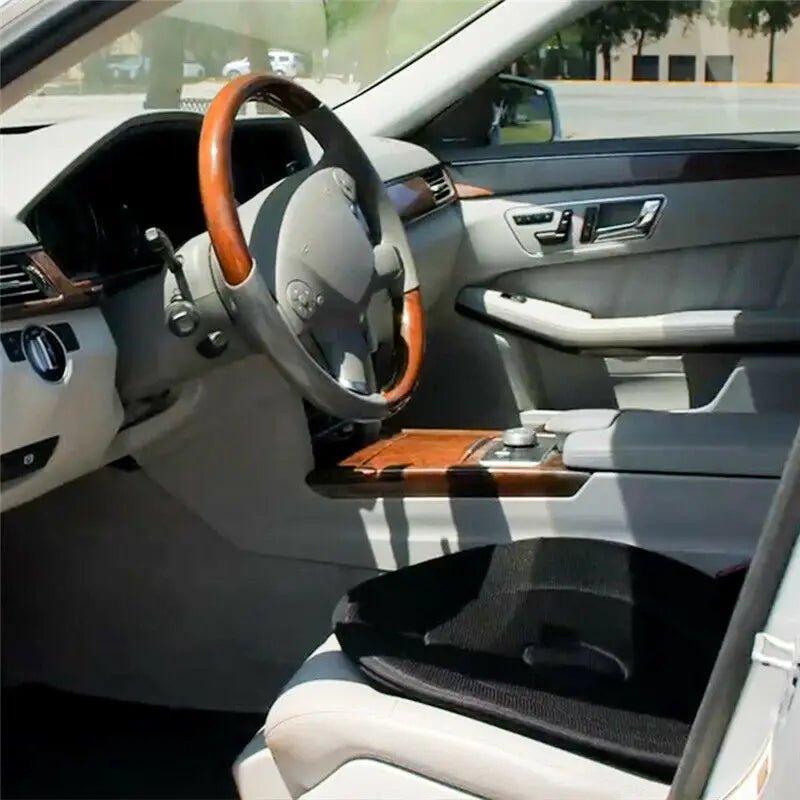 Coussin pivotant rond placé sur un siège dans un habitacle de voiture