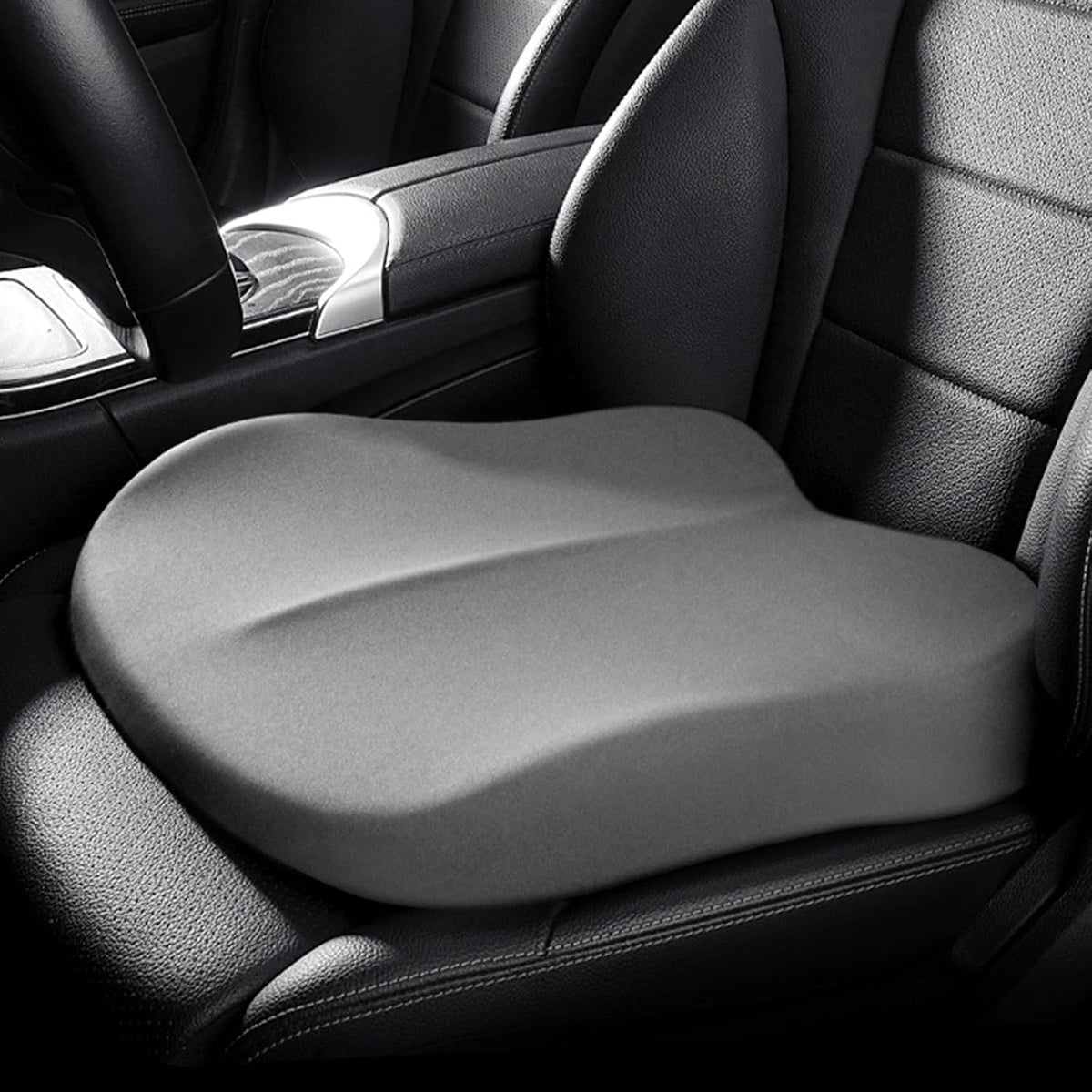 Coussin carré gris installé sur un siège de voiture