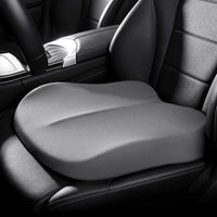 Coussin carré gris installé sur un siège de voiture