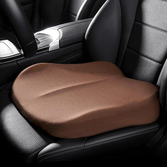 Coussin carré marron installé sur un siège de voiture