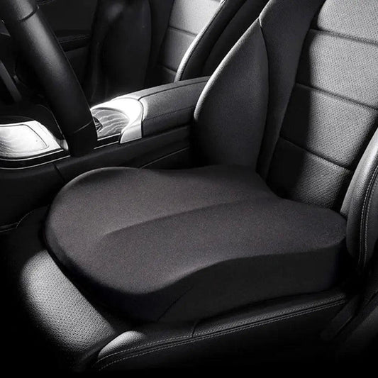 Coussin carré noir installé sur un siège de voiture