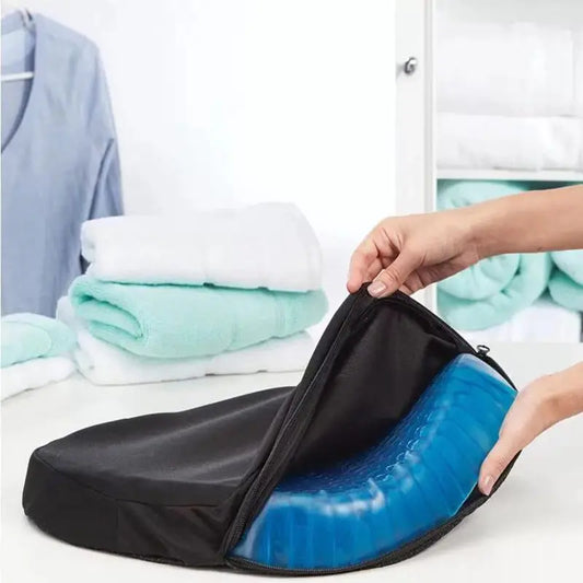 Enveloppe noire zippée ouverte autour d'un coussin bleu à surface alvéolée