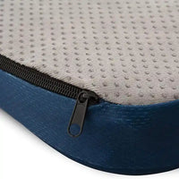 Gros plan sur la fermeture à glissière et le dessous gris à points du coussin bleu
