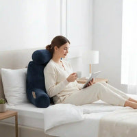 Personne lisant au lit avec un coussin de lecture