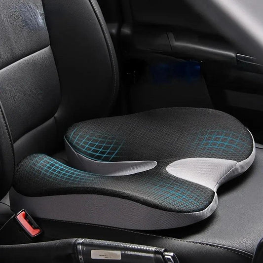 Coussin incliné noir installé sur un siège de voiture