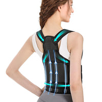 Personne vue de dos portant un accessoire noir à bretelles et ceinture avec flèches superposées
