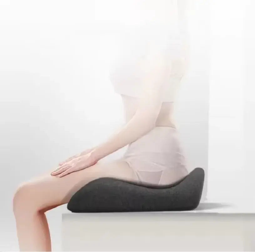 Personne assise de profil sur un coussin gris foncé profilé