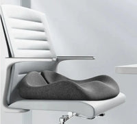 Coussin d'assise gris foncé profilé installé sur une chaise de bureau
