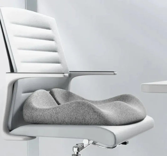 Coussin d'assise gris clair profilé installé sur une chaise de bureau