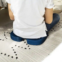 Personne assise sur un coussin bleu profilé placé sur une chaise