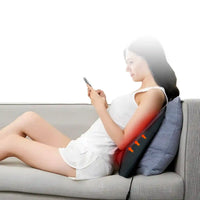 Femme allongée avec un coussin massant pour le dos pour un soulagement relaxant