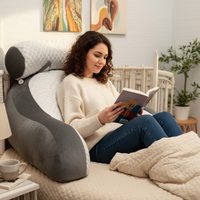 Détail d'un coussin gris et blanc avec appui supérieur et éléments latéraux visibles