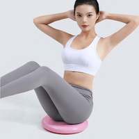 Coussin d'équilibre rose utilisé en position assise pour une assise plus active