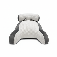 Coussin gris et blanc de forme enveloppante présenté sur un fauteuil