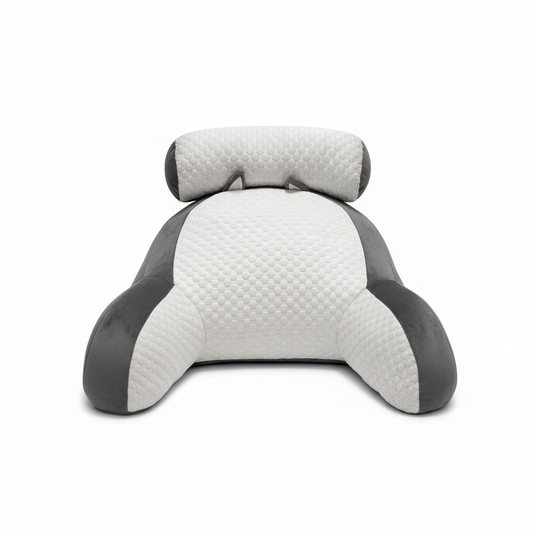 Coussin gris et blanc de forme enveloppante présenté sur un fauteuil