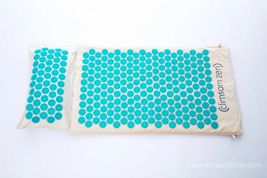 Pack CLIMSOM Zen : tapis et coussin d’acupression écrus à picots bleus, vue de dessus — photo fabricant