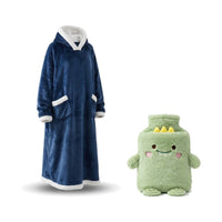 Coffret cocooning : sweat plaid à capuche bleu et bouillotte peluche dinosaure vert, sur fond blanc
