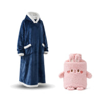 Coffret cocooning : sweat plaid à capuche bleu et bouillotte peluche lapin rose, sur fond blanc