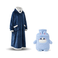 Coffret cocooning : sweat plaid à capuche bleu et bouillotte peluche raton laveur bleu, sur fond blanc
