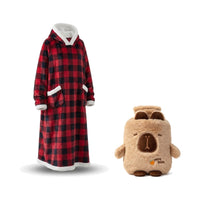 Coffret cocooning : sweat plaid à capuche carreaux et bouillotte peluche capybara, sur fond blanc
