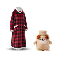 Coffret cocooning : sweat plaid à capuche carreaux et bouillotte peluche chiot, sur fond blanc