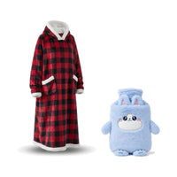 Coffret cocooning : sweat plaid à capuche carreaux et bouillotte peluche raton laveur bleu, sur fond blanc