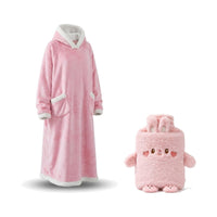 Coffret cocooning : sweat plaid à capuche rose et bouillotte peluche lapin rose, sur fond blanc