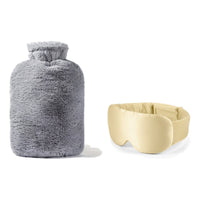 Coffret nuit au chaud : bouillotte en fausse fourrure gris et masque de nuit en soie champagne, sur fond blanc