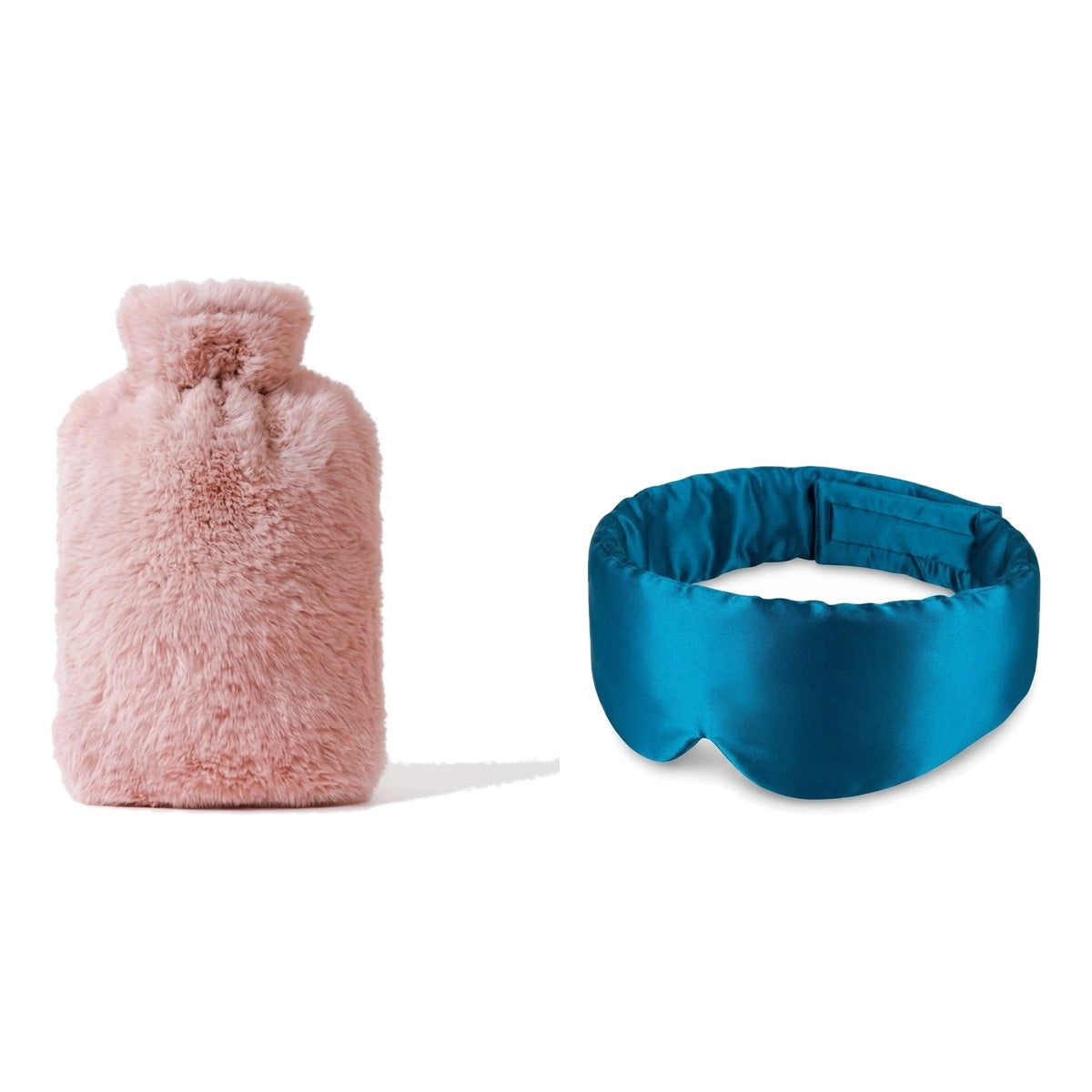 Coffret nuit au chaud : bouillotte en fausse fourrure rose et masque de nuit en soie canard, sur fond blanc