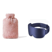 Coffret nuit au chaud : bouillotte en fausse fourrure rose et masque de nuit en soie marine, sur fond blanc