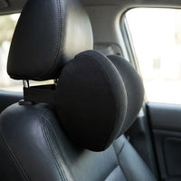 Coussin appui-tête noir maintenu par sa sangle élastique — mise en situation illustrative